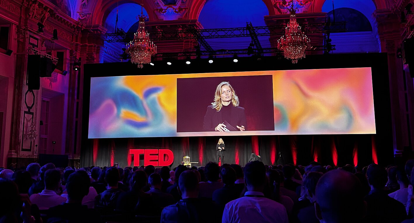 Alina Nikolaou, Geschäftsführerin und Kuratorin von TED AI, eröffnet die Konferenz in der Wiener Hofburg und spricht über den globalen KI-Dialog.