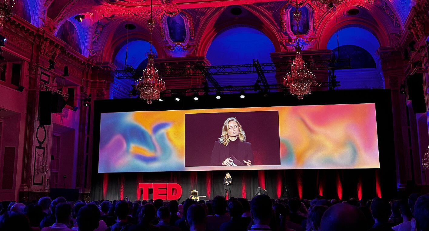 Alina Nikolaou, Geschäftsführerin und Kuratorin von TED AI, eröffnet die Konferenz in der Wiener Hofburg und spricht über den globalen KI-Dialog.