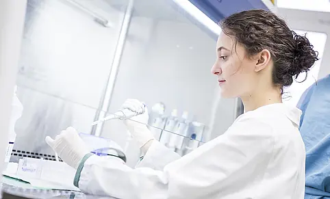 Frau in Laboratory