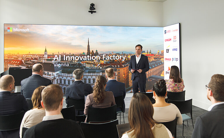 Hermann Erlach, General Manager bei Microsoft Österreich stellt Projekt vor: Microsoft Österreich startet AI Innovation Factory für mehr KI-Expertise und Innovation