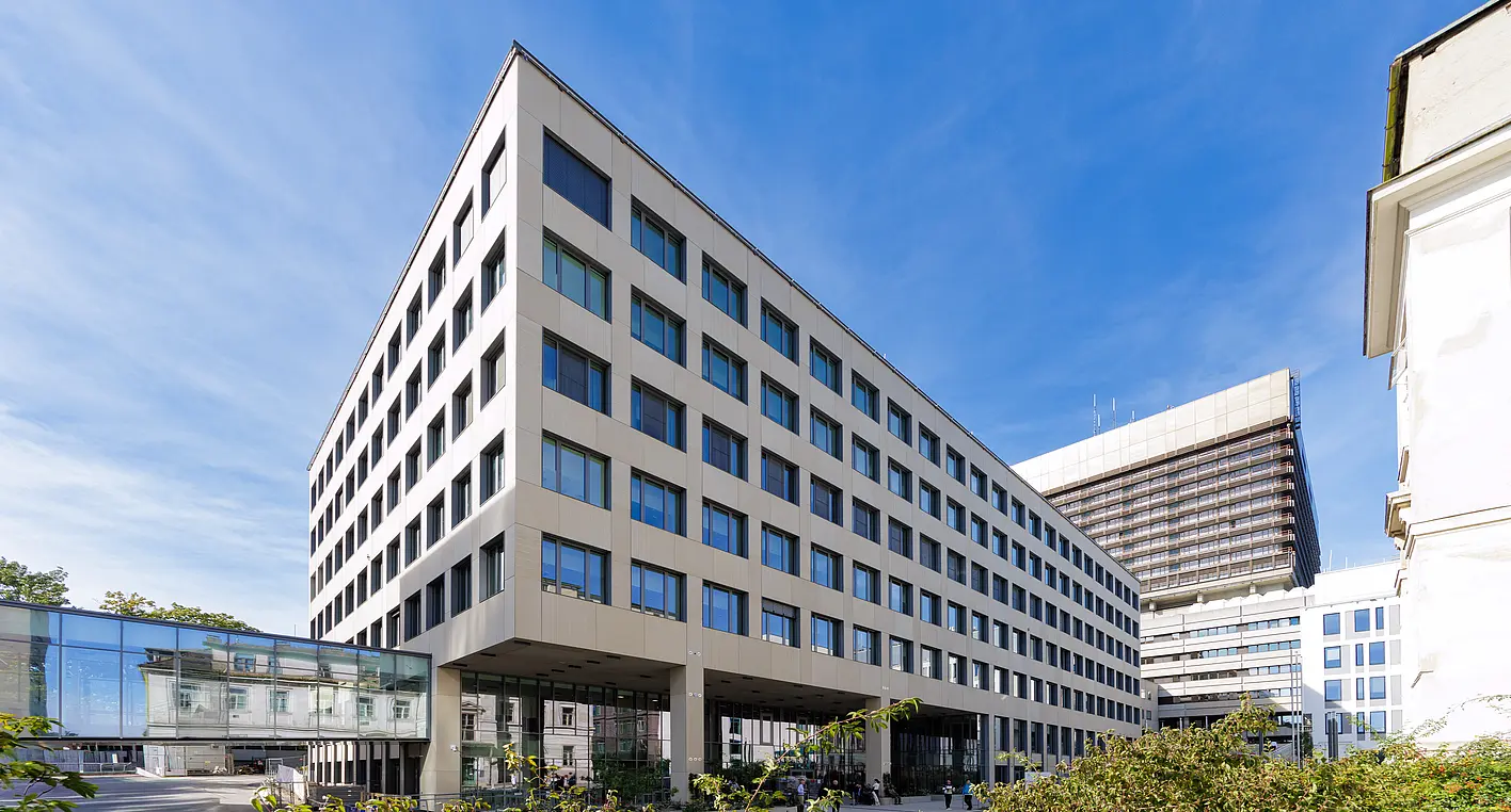 Connected directly to Vienna General Hospital (AKH) via bridges: the new CTM and CPM on the MedUni Campus AKH.