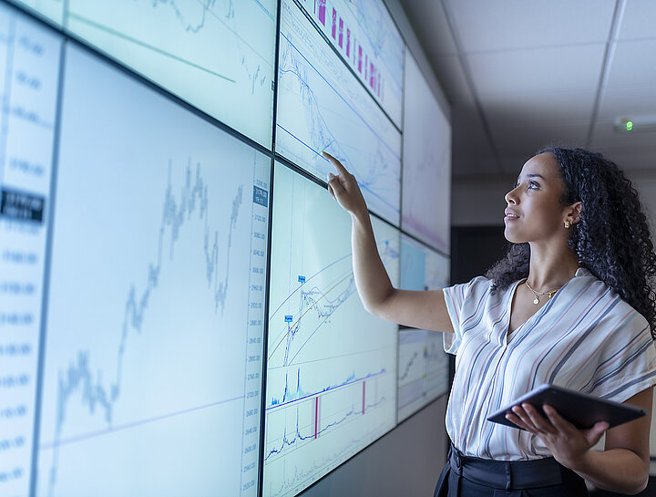 Femme devant des statistiques