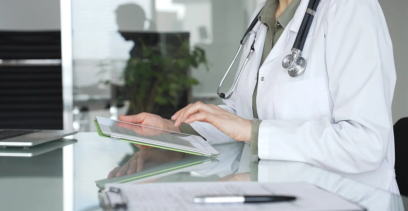Digital Health umfasst den Einsatz digitaler Technologien zur Verbesserung der Gesundheitsversorgung, wie etwa E-Health-Lösungen oder Telemedizin.