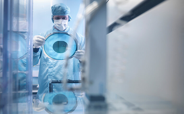 Person mit Schutzkleidung in Laboratory
