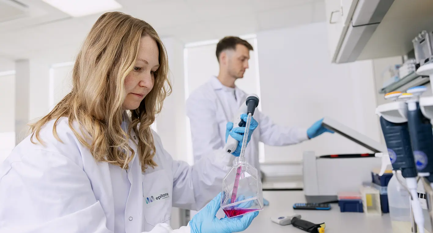 Das Team entwickelt bei Epitome Therapeutics eine medizinische Plattform, die krankheitsrelevante Gene gezielt an- oder abschalten kann, ohne den genetischen Code selbst anzutasten.