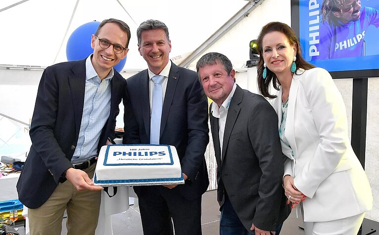 v.l.n.r.: Philips Austria-Geschäftsführer Christoph Schlager, Landeshauptmann Daniel Fellner, Standortleiter Hans Peter Rammel und Personalleiterin Ilse Rapatz beim Jubiläumsfest „100 Jahre Philips in Österreich“ in Klagenfurt