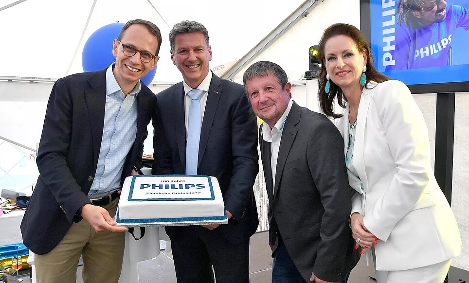 v.l.n.r.: Philips Austria-Geschäftsführer Christoph Schlager, Landeshauptmann Daniel Fellner, Standortleiter Hans Peter Rammel und Personalleiterin Ilse Rapatz beim Jubiläumsfest „100 Jahre Philips in Österreich“ in Klagenfurt