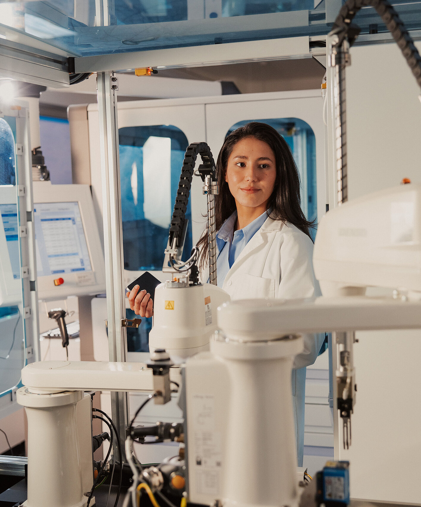 Life Sciences Österreich: eine internationale Fachkraft im Bereich Forschung und Entwicklung arbeitet in einem hochautomatisierten Labor