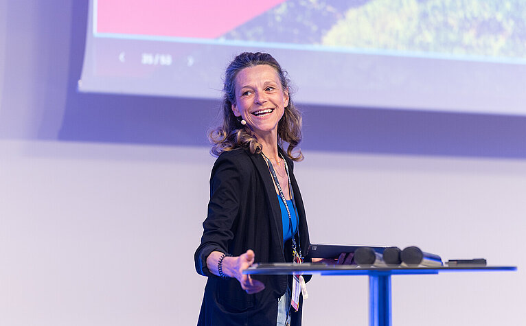 Speakerin auf der Bühne