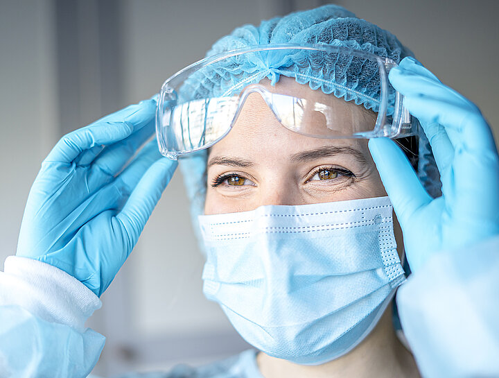 Femme portant des lunettes de protection