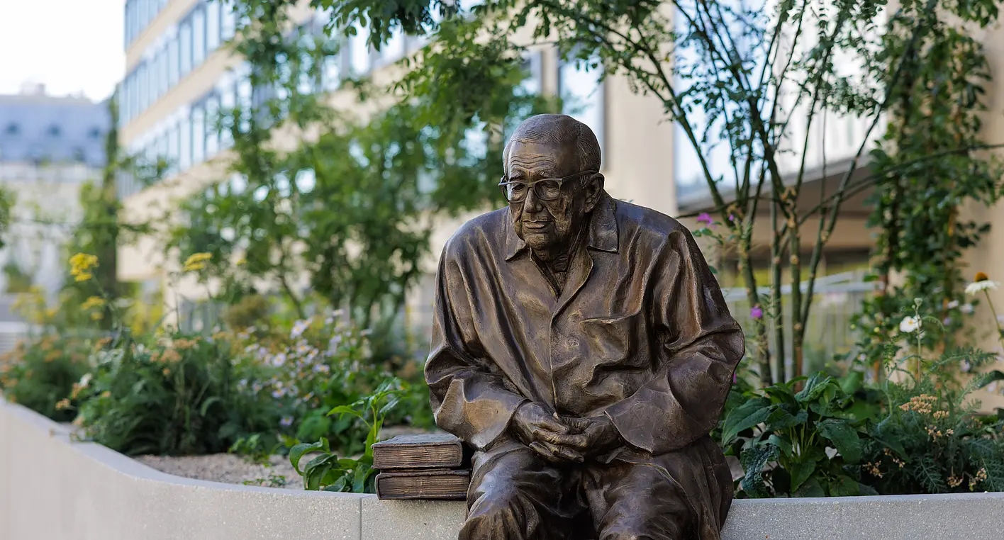 Statue of Eric Kandel in front of the Center for Precision Medicine (CPM)