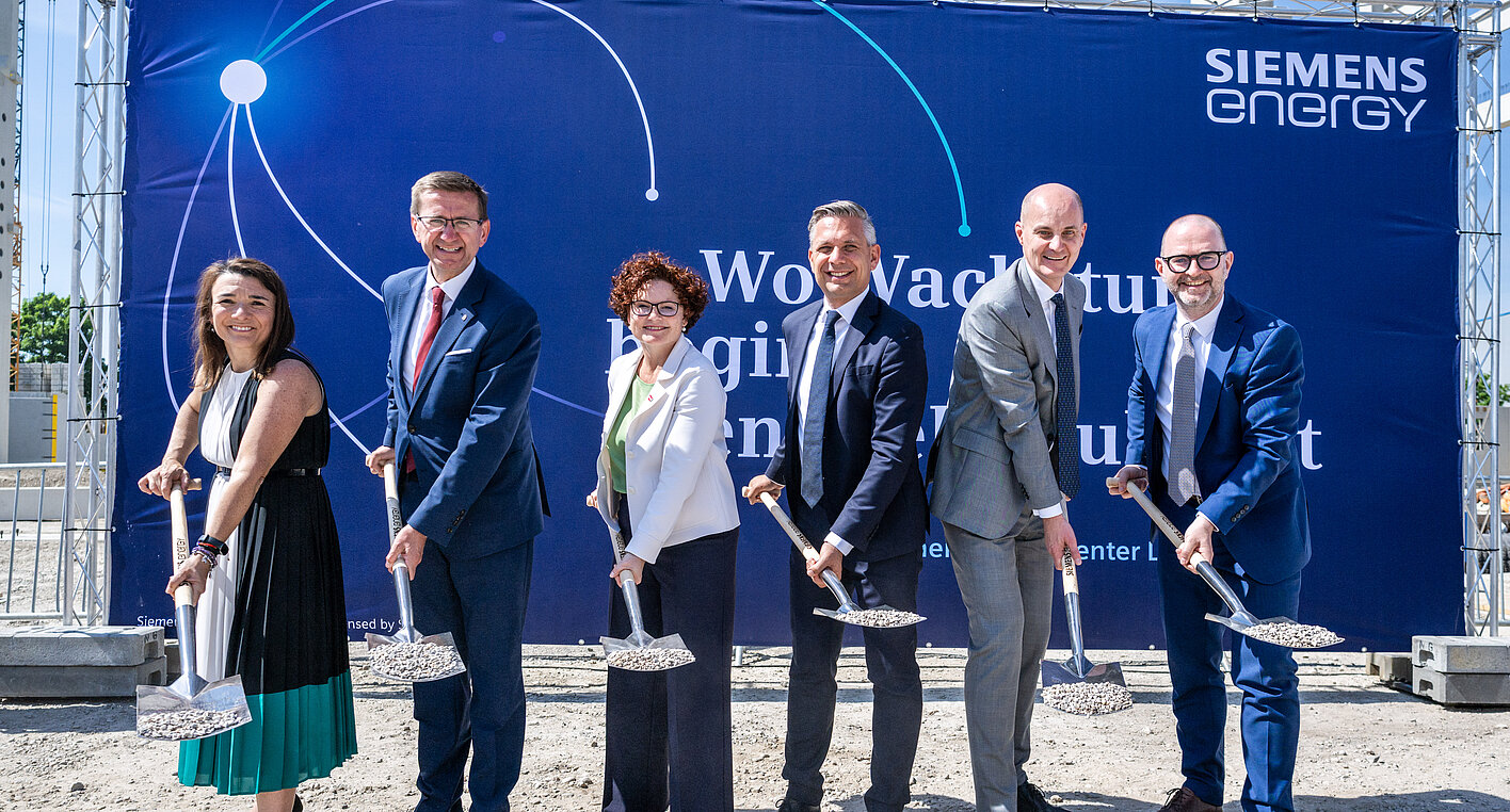 Groundbreaking ceremony at the construction site in Linz, attended by, among others, State Councilor Markus Achleitner, Minister of Economic Affairs Wolfgang Hattmannsdorfer, and Siemens Energy Executive Board Member Tim Oliver Holt.