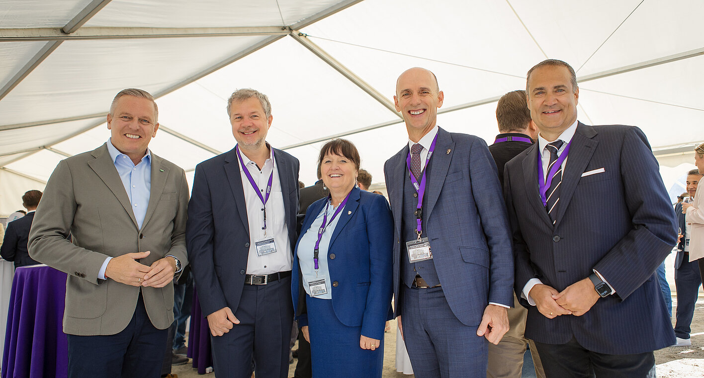 Governor Mario Kunasek, Siemens Energy Managing Director Aleš Prešern, Deputy Governor Manuela Khom, Provincial Councilor Willibald Ehrenhöfer, and SFG Managing Director Christoph Ludwig (from left) at the Siemens Energy site in Weiz.