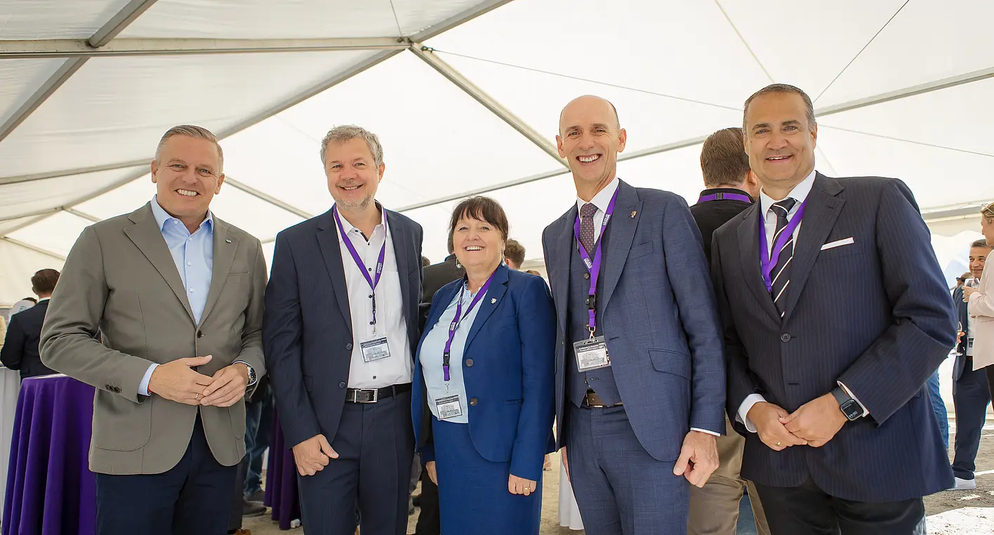 Governor Mario Kunasek, Siemens Energy Managing Director Aleš Prešern, Deputy Governor Manuela Khom, Provincial Councilor Willibald Ehrenhöfer, and SFG Managing Director Christoph Ludwig (from left) at the Siemens Energy site in Weiz.
