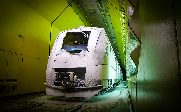 Ein Zug von Alstom im Klima-Wind-Kanal von RTA in Wien