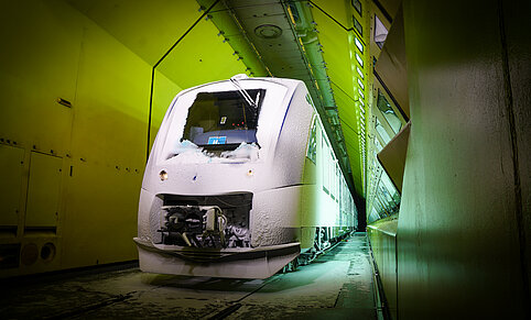 Ein Zug von Alstom im Klima-Wind-Kanal von RTA in Wien