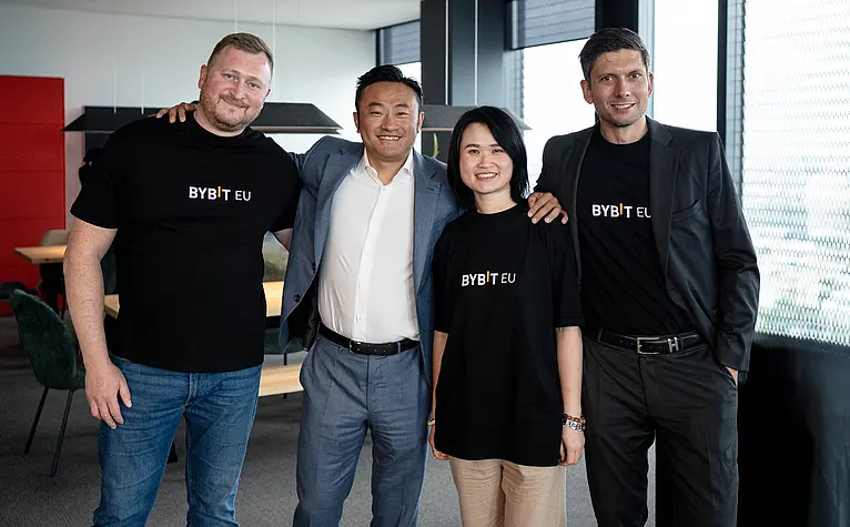Ben Zhou, Mitgründer und CEO von Bybit, mit dem Managementteam von Bybit EU bei einer Pressekonferenz in Wien.