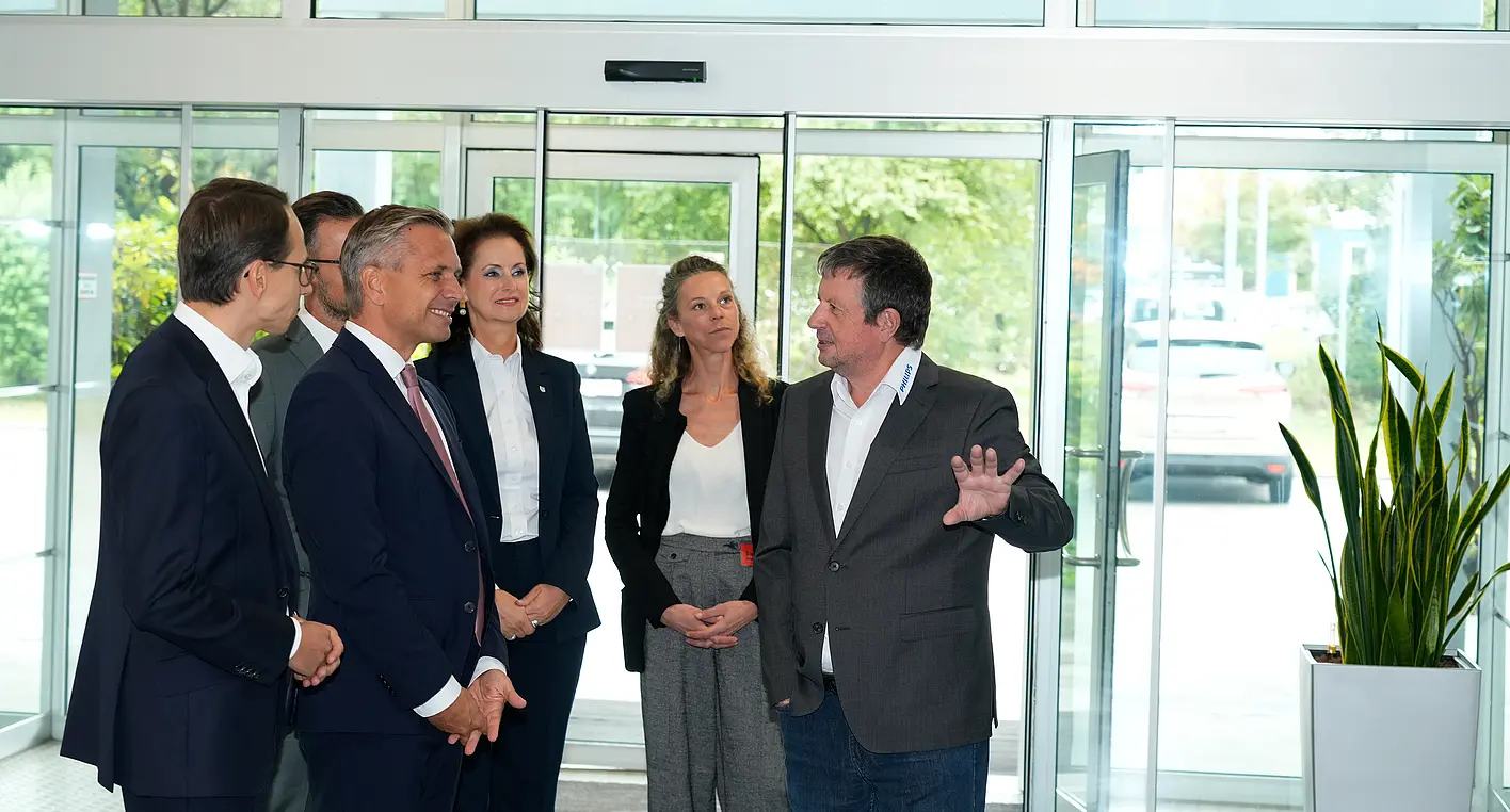 Visita del ministro federale Hattmannsdorfer alla Philips di Klagenfurt
