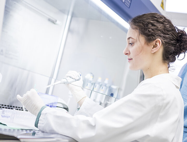 Femme dans un laboratoire