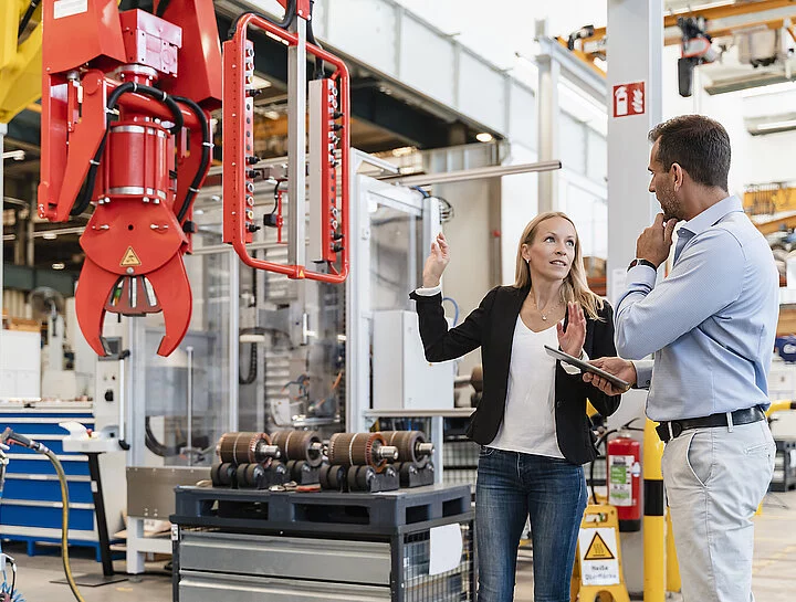 Industrieroboter mit Menschen