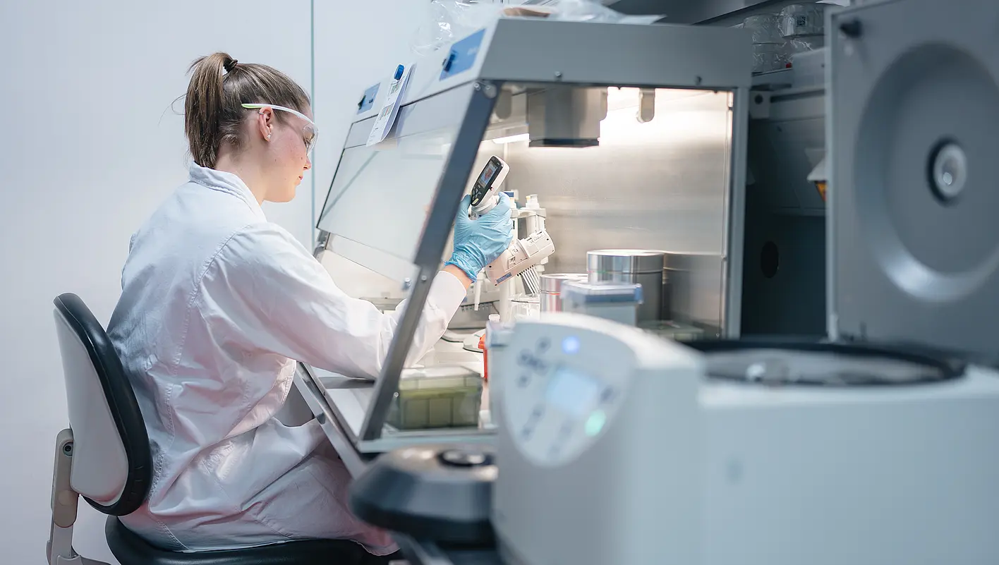 Eine Wissenschaftlerin bei Boehringer Ingelheim.