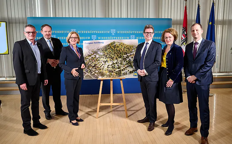 Am Bild (v.l.n.r.) Helmut Schmid, Bürgermeister Hainburg a. d. Donau, der Geschäftsführer des Economica-Instituts Christian Helmenstein, Landeshauptfrau Johanna Mikl-Leitner, Bildungsminister Martin Polaschek, Bildungslandesrätin Christiane Teschl-Hofmeister und Takeda Standortleiter Marian Bendik