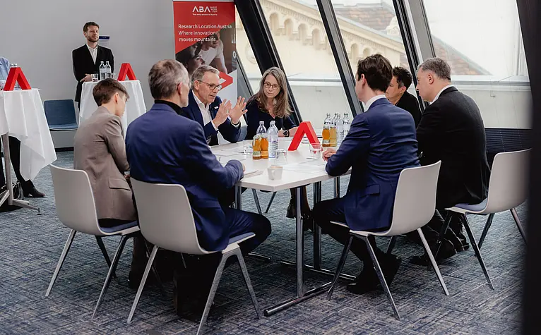 Beim ABA CEO Round Table zum Thema Life Sciences Standort diskutierten Vertreter:innen aus Wirtschaft, Politik und Medien am 23.1.2026. 