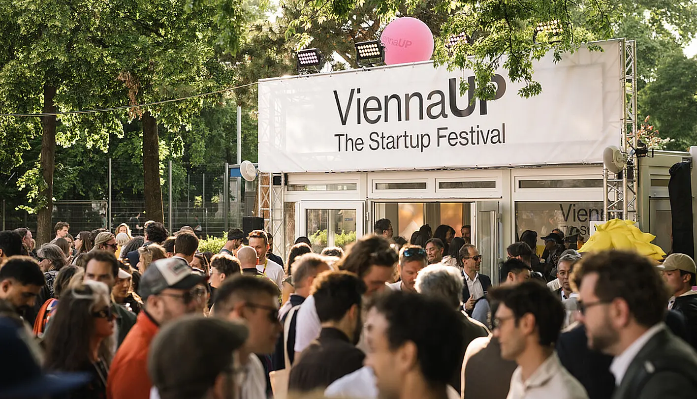 People chatting at the ViennaUP Homebase on Karlsplatz.