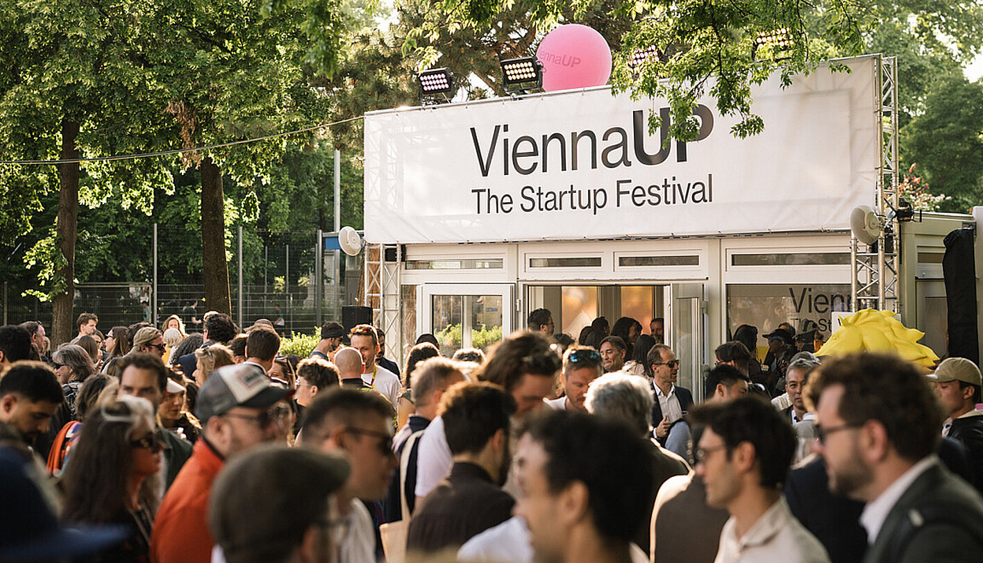 People chatting at the ViennaUP Homebase on Karlsplatz.