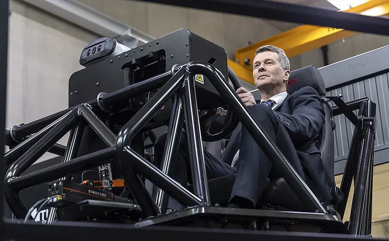 TU Graz-Rektor Horst Bischof im Cockpit des Fahrsimulators des Advanced Driving Simulation Centers