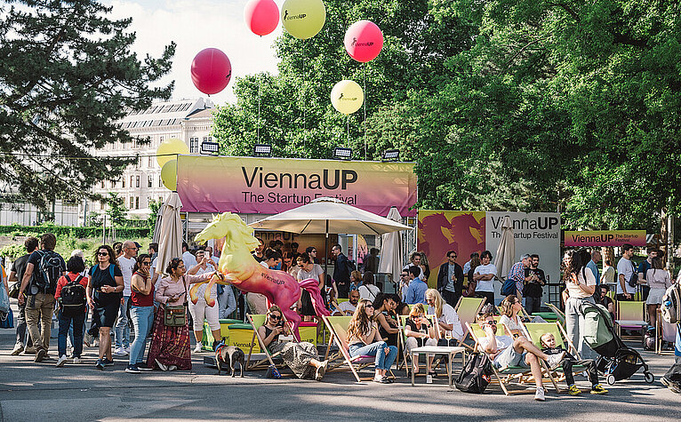 Eindrücke des dynamischen Festivals: Zahlreiche Veranstaltungen und Aktivitäten sind auf die unterschiedlichen Interessen der Teilnehmenden zugeschnitten.