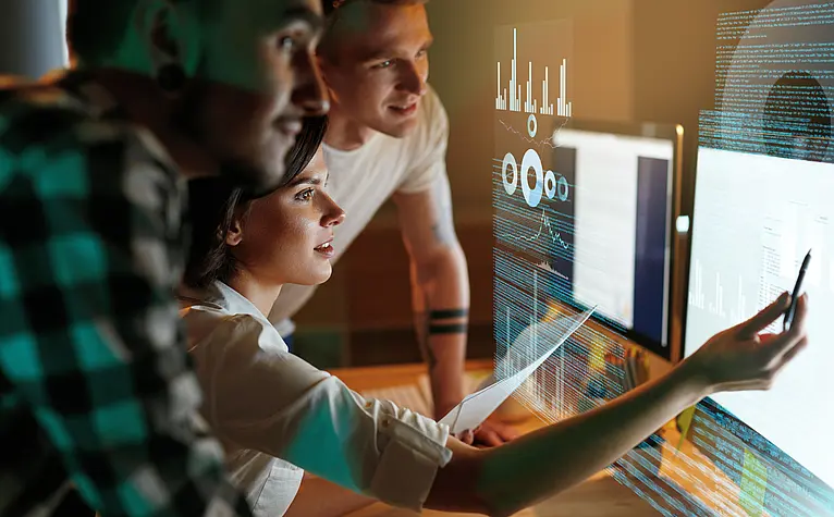 Junges Programmierteam arbeitet