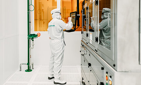 Im Forschungsreinraum von Silicon Austria Labs wird künftig für die erste europäische Pilotlinie für Ionenfallen-Chips gearbeitet.