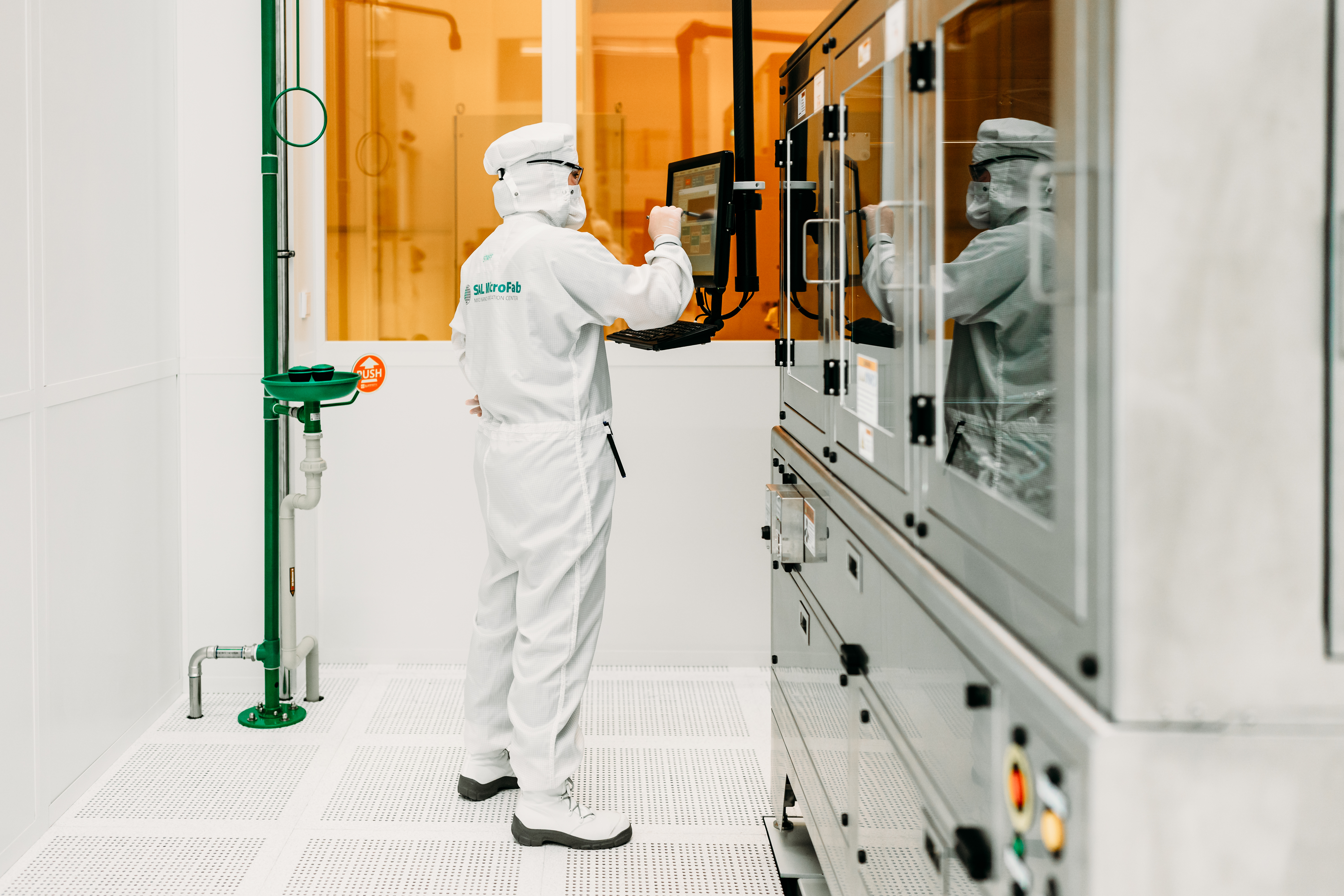 Im Forschungsreinraum von Silicon Austria Labs wird künftig für die erste europäische Pilotlinie für Ionenfallen-Chips gearbeitet.